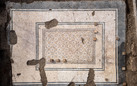 Aquileia, riemerge il “tappeto fiorito”: il mosaico che ridisegna una grande domus romana