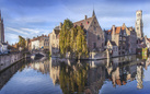 Il fascino di Bruges d'estate, tra musei, mulini e canali romantici