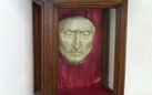 La maschera funebre di Dante esposta nella sua casa