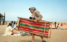 Tra le spiagge del mondo con i fotografi Magnum, da Scianna a Martin Parr