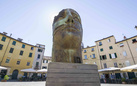 Da Fontana a Boetti, il passo sospeso dell'arte tra le vie di Lucca